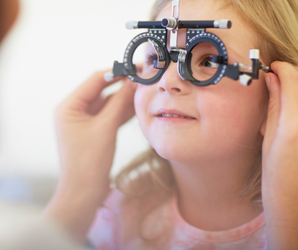 Doctora examinando los ojos de una niña.