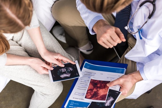 Doctor y paciente observando una ecografía.