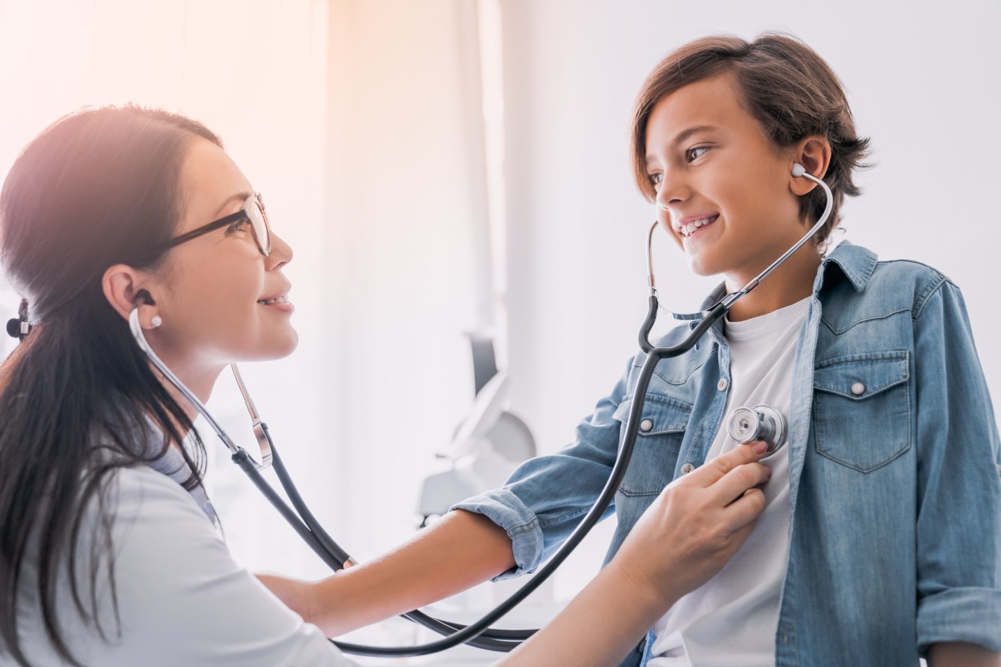 Médico examinando a un niño.