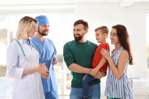 Una familia hablando con los doctores.