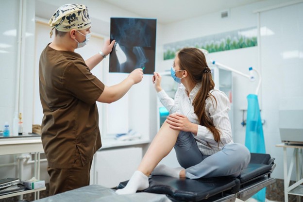 Doctor mostrándole una radiografía a su paciente.