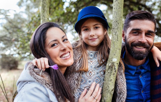 Una familia feliz en un parque.