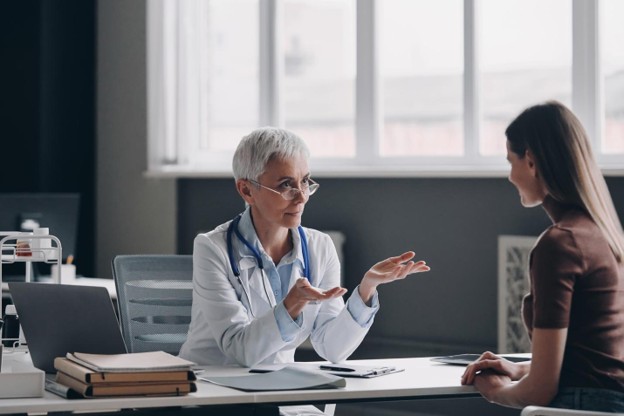 Doctora atendiendo a una paciente.