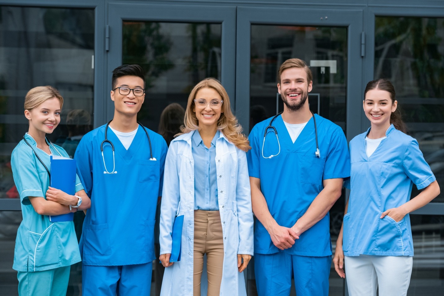 Equipo de médicos y enfermeras.