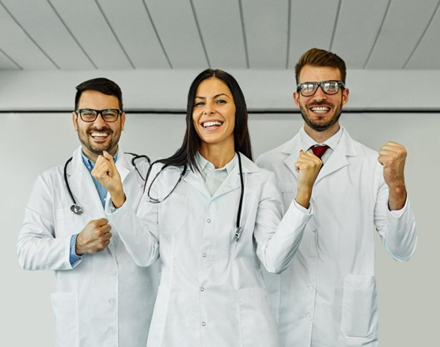 Equipo de médicos sonriendo.
