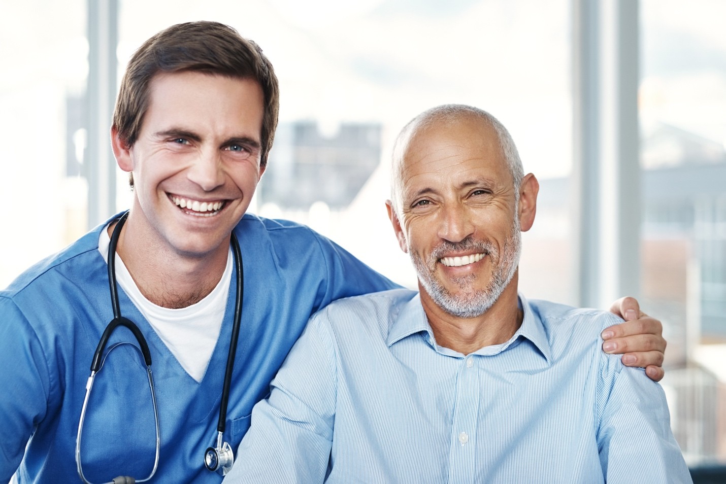 Médico y paciente sonriendo.