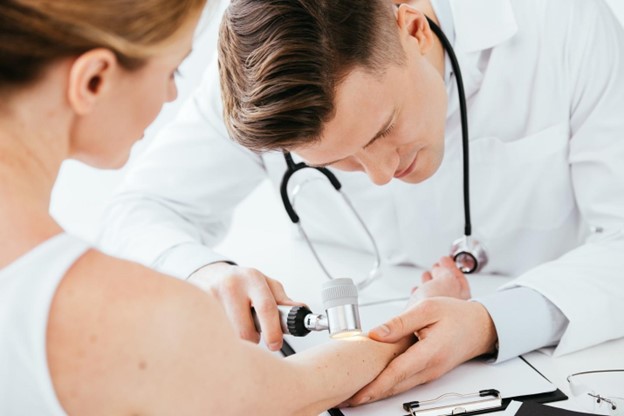 Doctor examinando a una paciente.