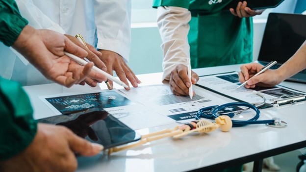 Médicos realizando estudios.