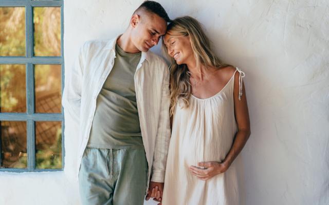 Mujer embarazada junto a su pareja.