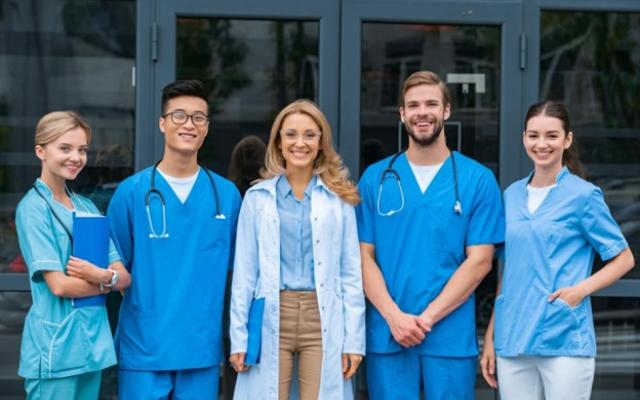 Doctora y equipo de enfermeros.