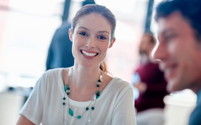 Mujer sonriendo a la cámara.