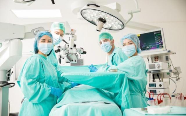 Médicos en sala de cirugía.