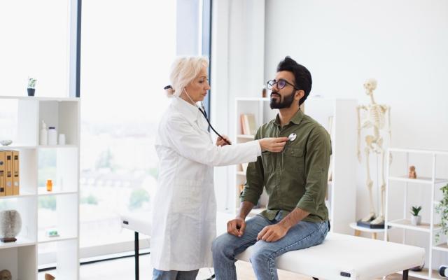 Médica examinando a su paciente.