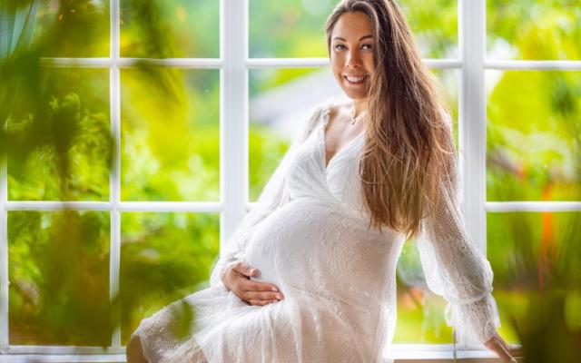 Mujer embarazada sonriendo.