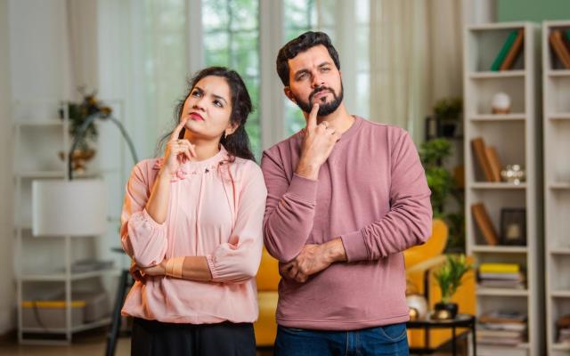 Dos personas con actitud de dudar