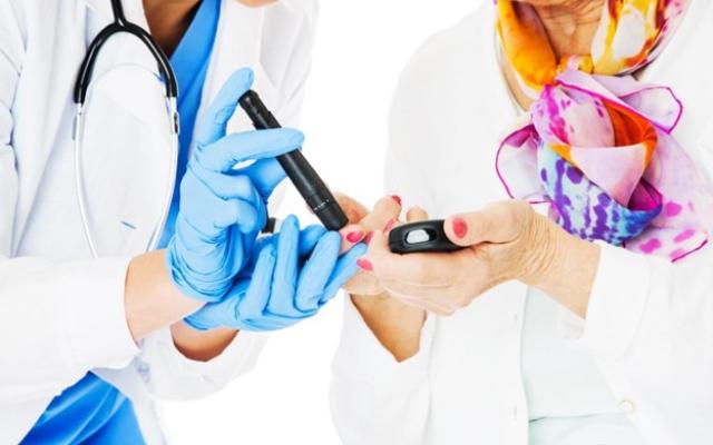 Persona recibiendo tratamiento para la diabetes.