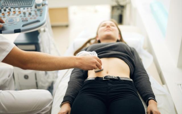 Mujer siendo examinada por un doctor.