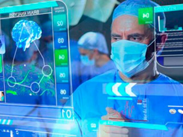 Doctor revisando imágenes diagnósticas de un cerebro.