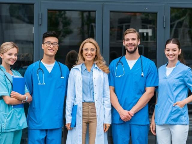 Doctora y equipo de enfermeros.