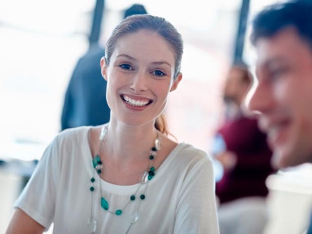 Mujer sonriendo a la cámara.
