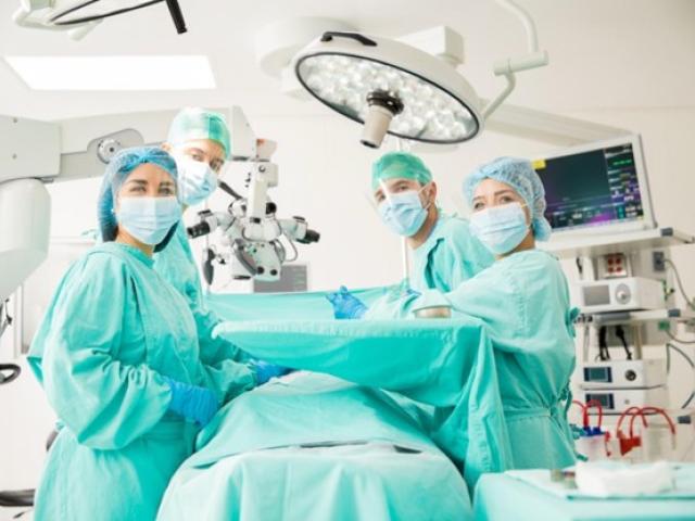 Médicos en sala de cirugía.