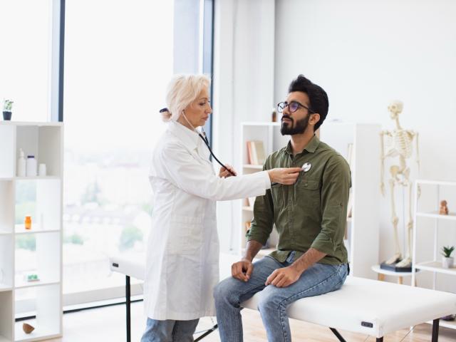 Médica examinando a su paciente.