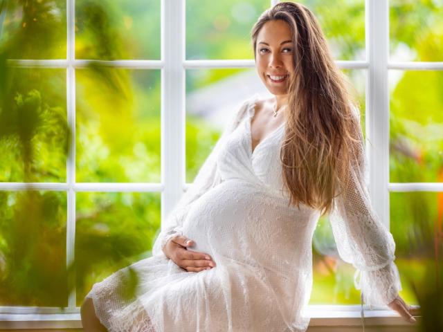 Mujer embarazada sonriendo.