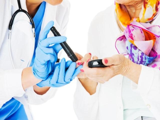 Persona recibiendo tratamiento para la diabetes.
