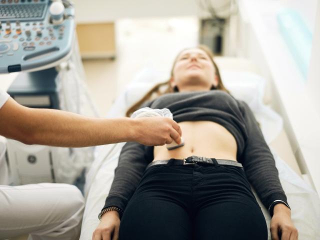 Mujer siendo examinada por un doctor.