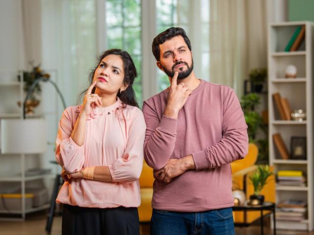 Dos personas con actitud de dudar